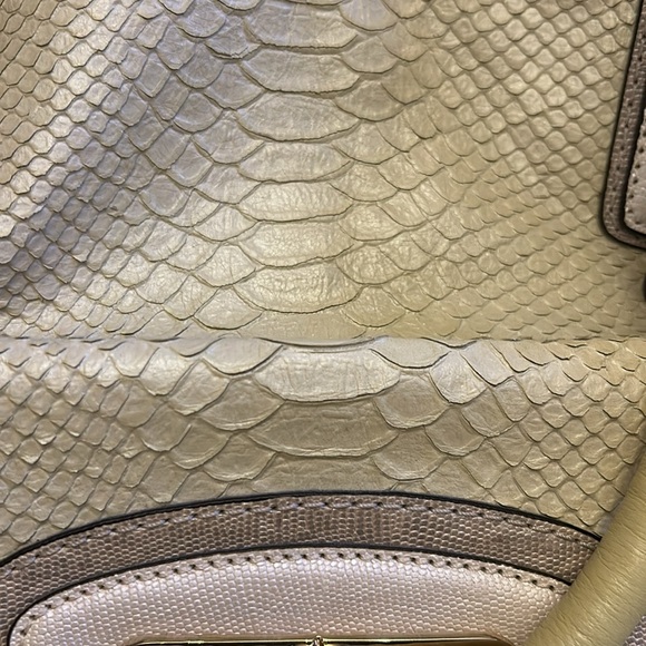 Gorgeous Coach exclusive collection that is in Excellent condition. - Picture 16 of 17